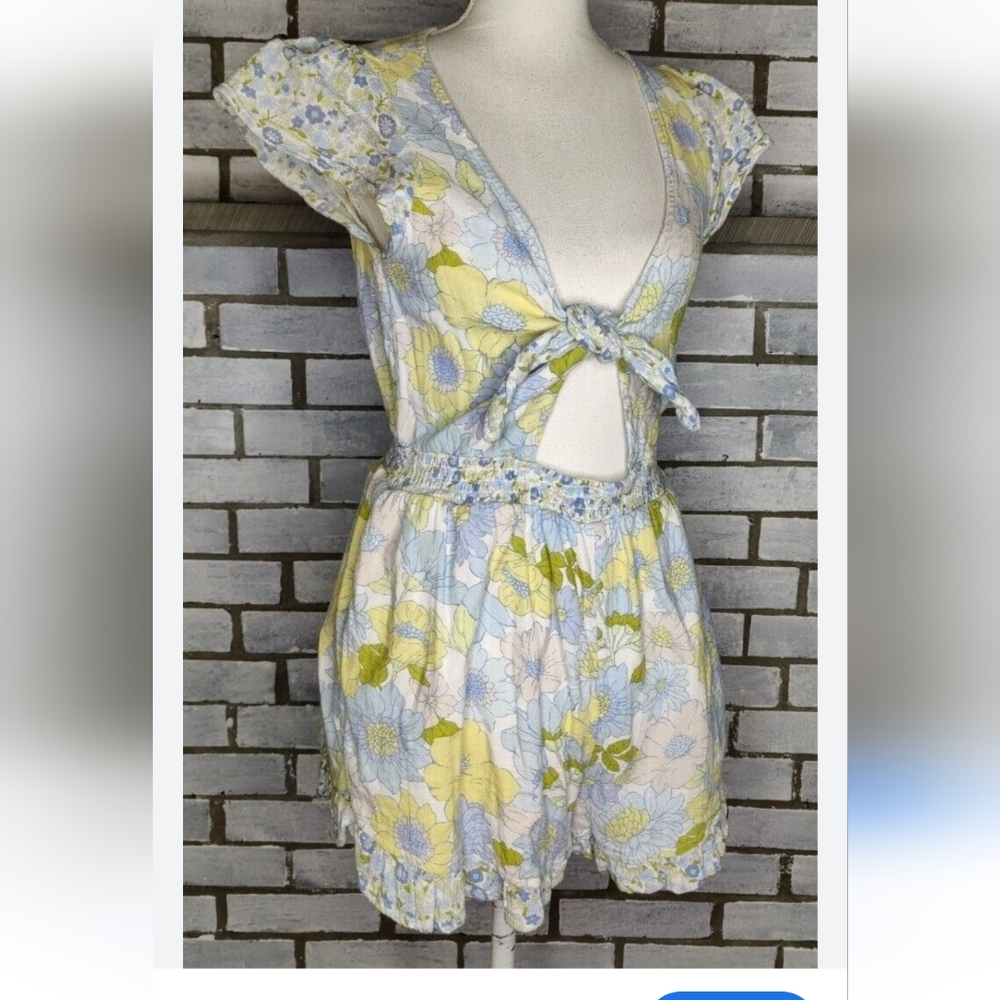 American Eagle Floral Romper With Tie Front,Pockets & Ruffls At Bottom.
